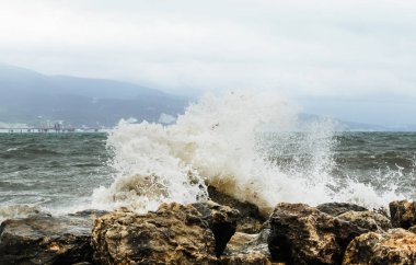 Dalgalar kayalarda kırılıyor 