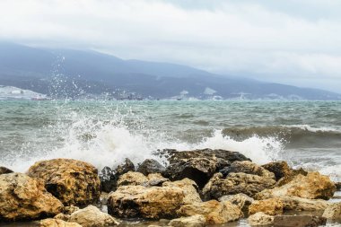 Dalgalar kayalarda kırılıyor 