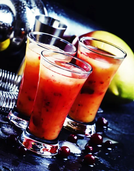 Coquetel vermelho com manga e cranberry — Fotografia de Stock