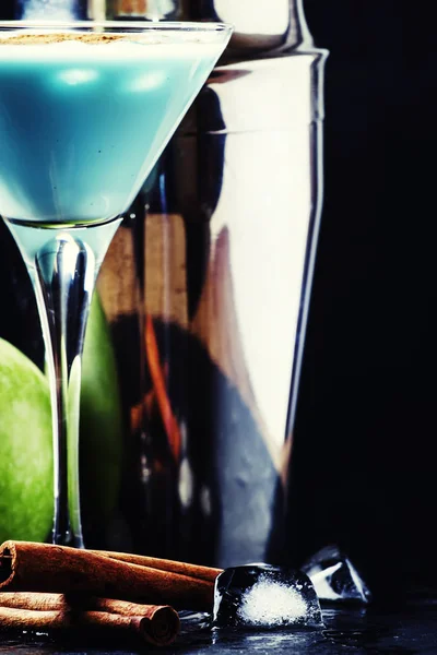 Blauwe cocktail met likeur — Stockfoto