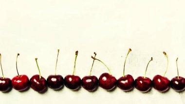 Gri arka plan üzerinde siyah kiraz