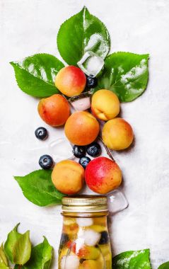 Buz soğuk yaz içecek soda ile