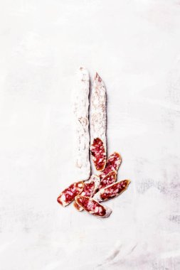 Ham kızarmış domuz sosisi