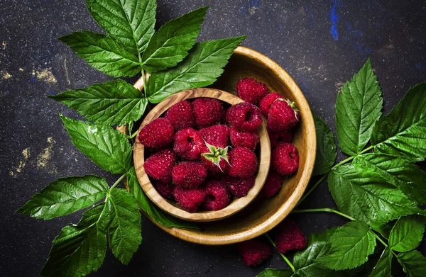 Taze Ahududu ve yeşil yaprakları  