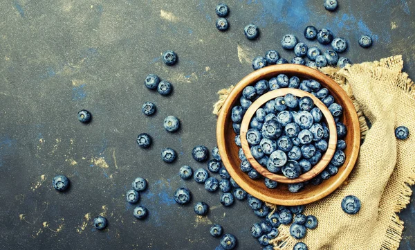 Arándanos frescos en un arco de madera — Foto de Stock