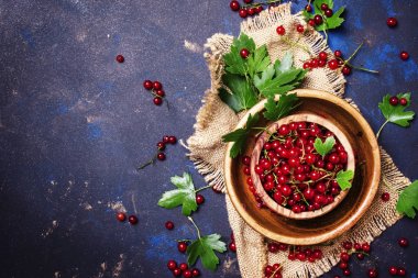 Bir kase tuval peçeteye kırmızı kuş üzümü