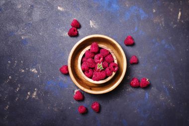 Bir kasede taze ahududu  