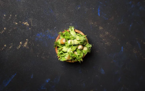 Bir kasede taze fındık 