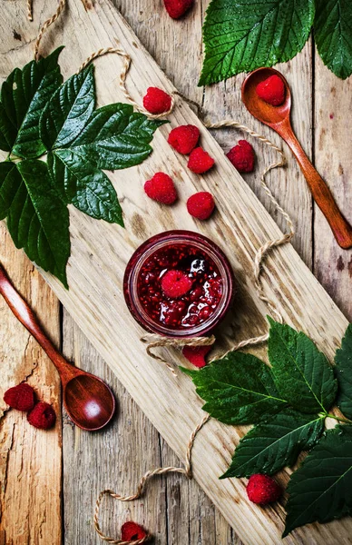 Mermelada de frambuesa en frasco de vidrio — Foto de Stock