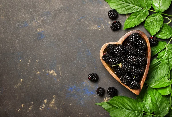 Moras frescas con hojas — Foto de Stock