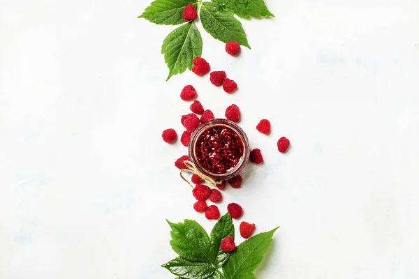 Himbeermarmelade und frische Himbeeren — Stockfoto