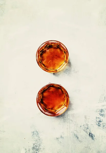 Gouden alcohol drinken in een glazen — Stockfoto