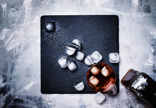 Kaltes starkes Getränk mit Eis im Glas — Stockfoto