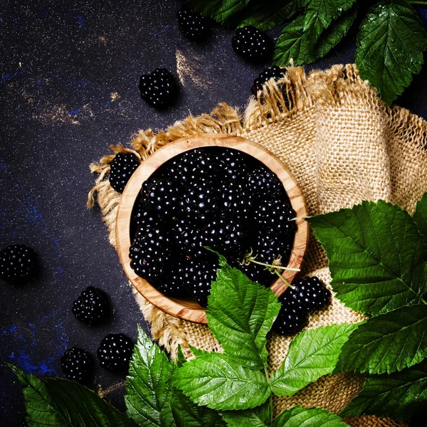 Fresh blackberries with green leaves — Stock Photo, Image