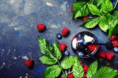 Yaban mersini ile alkollü kokteyl 