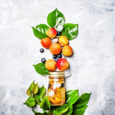 Meyve buzlu çay kayısı ile 