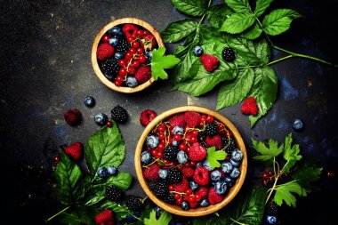 Orman meyveleri kase