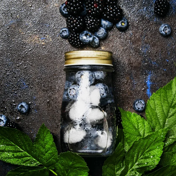 Minuman berry dingin dalam botol — Stok Foto