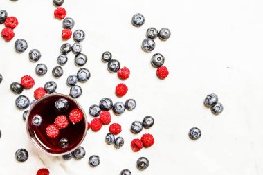 Yaz kırmızı dut içeceği 