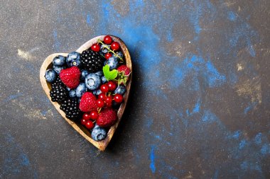 Orman meyveleri kase