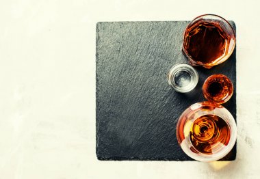 Güçlü alkollü içecekler kümesi