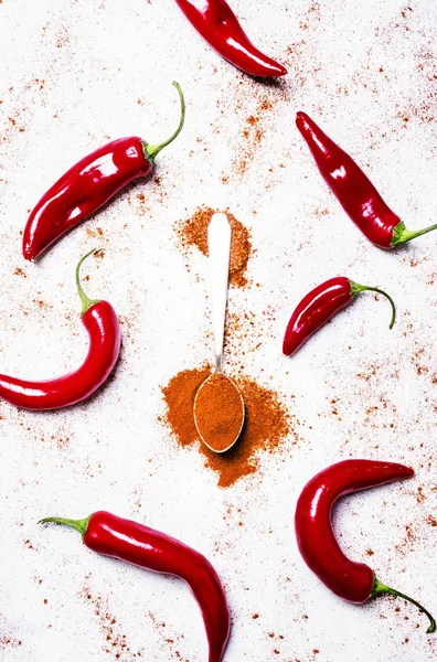 Ground chili and fresh red hot peppers — Stock Photo, Image