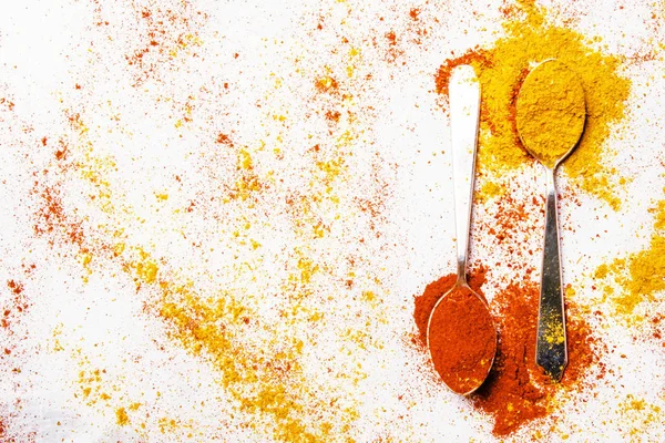 Kara biber ve gümüş kaşık zerdeçal