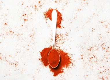 kaşık toz kırmızı biber
