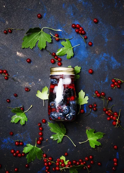 Κρύα κοκτέιλ berry σε μπουκάλι — Φωτογραφία Αρχείου