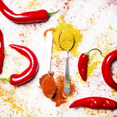 Zemin biber ile sarı zerdeçal 