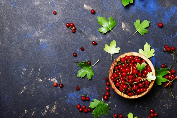Red currants in wooden bowl — Stock Photo, Image