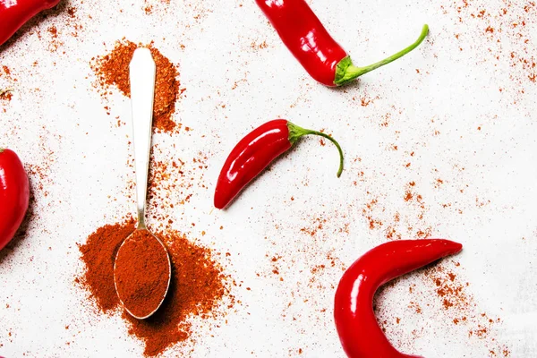 Červené chilli papričky s kořením v lžíce — Stock fotografie