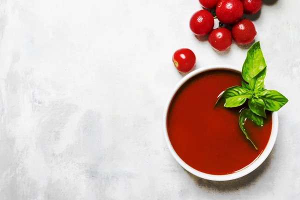 Летний холодный томатный суп — стоковое фото