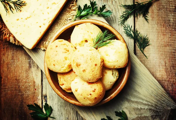 Pães de queijo caseiros na tigela — Fotografia de Stock