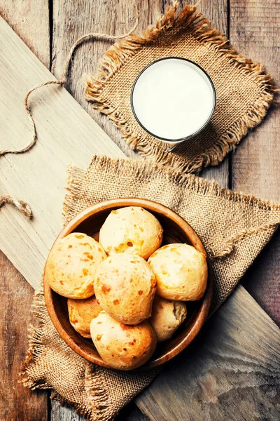 Süt ve ev yapımı çörekler