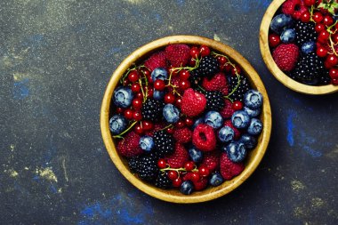 Çeşitli renkli yaz meyveleri