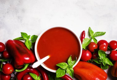 Yaz kırmızı soğuk domates çorbası sebzeli