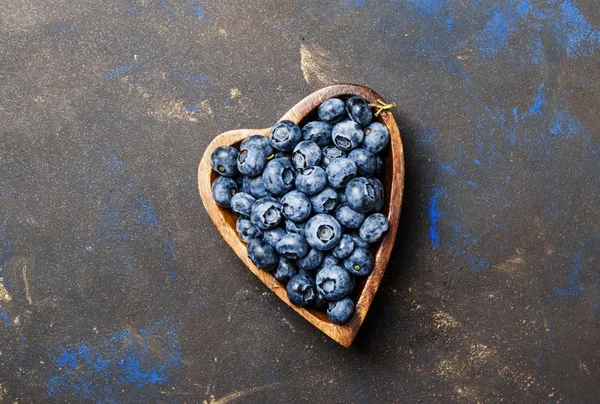 在形状中的一颗心一碗新鲜蓝莓 — 图库照片