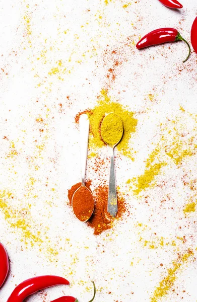 Chilli vermelho moído e açafrão amarelo em uma colher — Fotografia de Stock