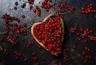 Kase kahverengi zemin üzerine kırmızı kuş üzümü