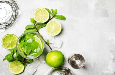 Alkollü kokteyl yapmak için malzemeler