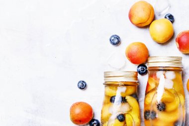 Kayısı, yaban mersini ve buz ile soğuk içecek 