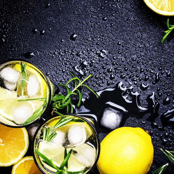 Rosemary ile soğuk limon içecek — Stok fotoğraf