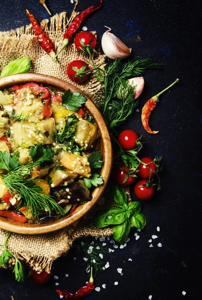 Тушеные баклажаны с овощами — стоковое фото