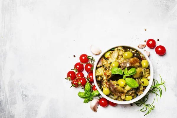 Stewed aubergines with vegetables and herbs — Stock Photo, Image