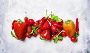 Kırmızı sebze: domates, biber, kırmızı biber ve yeşil fesleğen