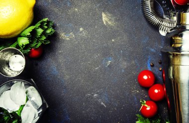 Alkollü kokteyl domates ve limon suyu ile için malzemeler