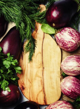 Taze patlıcan ve kesme tahtası