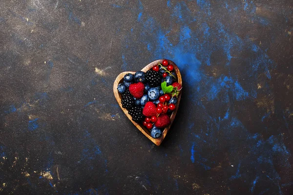 Seçimi kalp şekli kase taze çilek