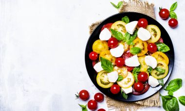 Çok renkli domates salatası